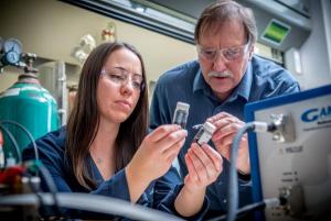 Alia Lubers and Alan Weimer compare carbon inks to use in a hydrogen fuel cell.