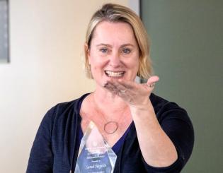 Hagelin receives 2025 Faculty Mentoring Award 